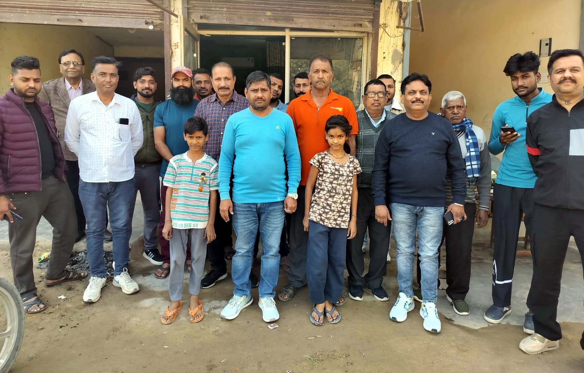 बैठक के बाद जानकारी देते वीरेन्द्र नरवाल व अन्य क्षेत्रवासी। बैठक के बाद जानकारी देते वीरेन्द्र नरवाल व अन्य क्षेत्रवासी।