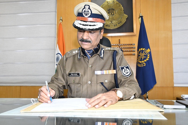 कार्यभार ग्रहण करते हुए नवनियुक्त डीजीपी कार्यभार ग्रहण करते हुए नवनियुक्त डीजीपी