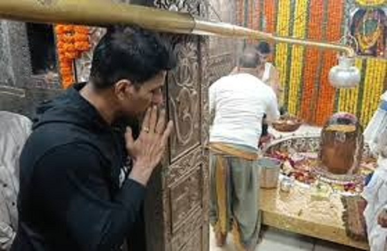 अभिनेता साेनू सूद ने किये बाबा महाकाल के दर्शन अभिनेता साेनू सूद ने किये बाबा महाकाल के दर्शन
