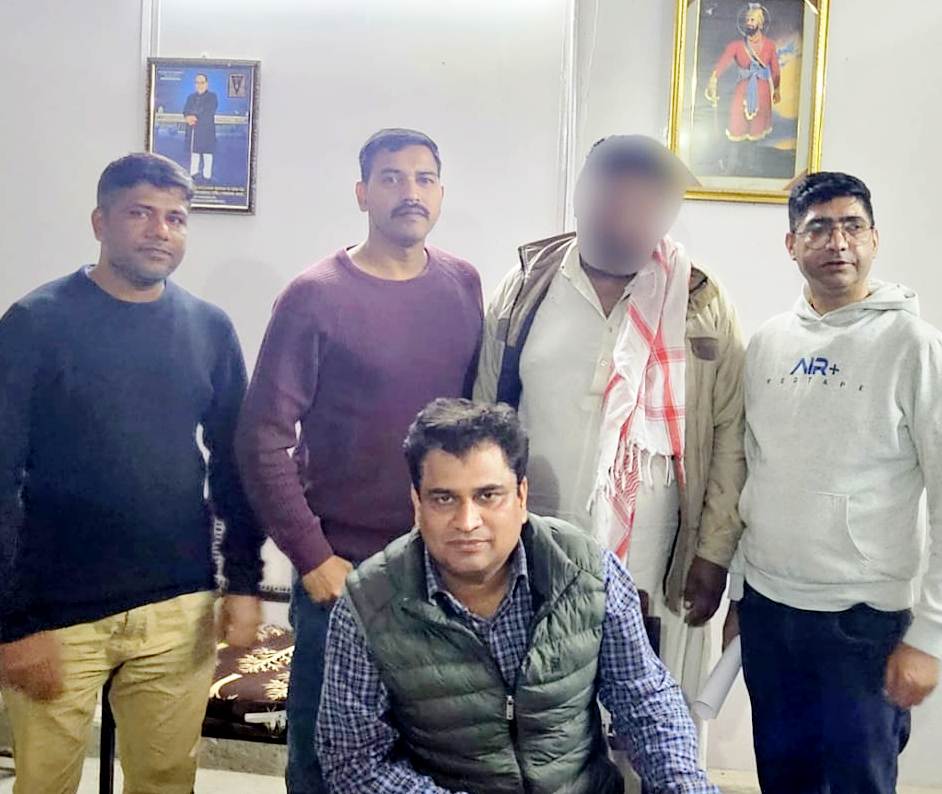 पुलिस गिरफ्त में आराेपित। पुलिस गिरफ्त में आराेपित।