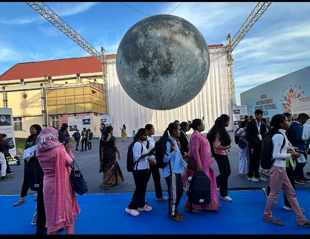आईआईएसएफ 2024 में चांद का मॉडल बना आकर्षण का केन्द्र आईआईएसएफ 2024 में चांद का मॉडल बना आकर्षण का केन्द्र