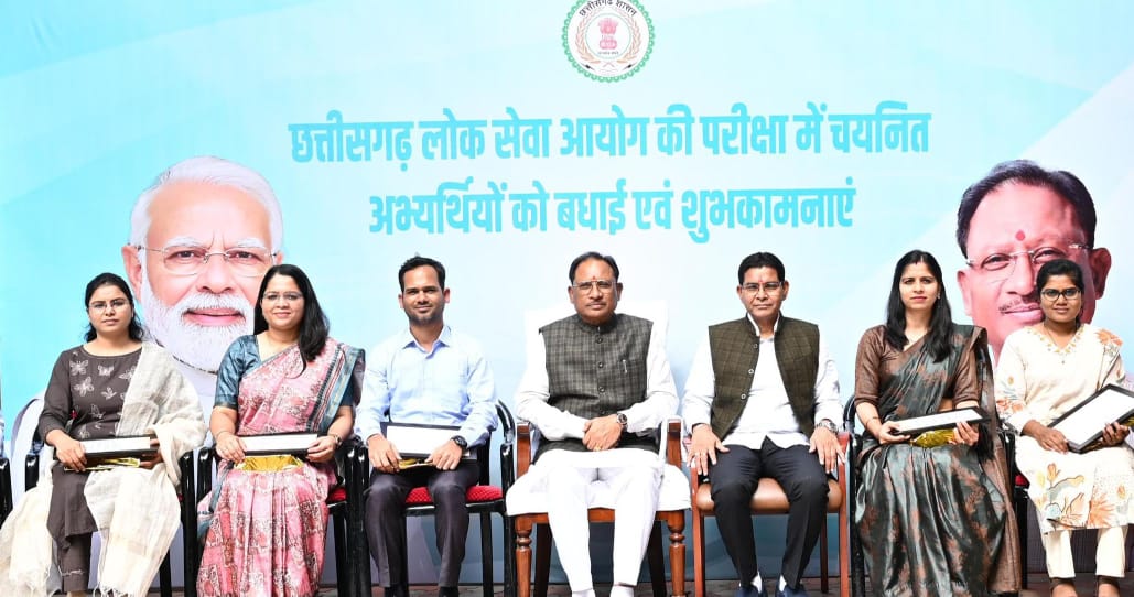 मुख्यमंत्री के साथ लोक सेवा आयोग वर्ष 2023 की परीक्षा में चयनित अभ्यर्थी मुख्यमंत्री के साथ लोक सेवा आयोग वर्ष 2023 की परीक्षा में चयनित अभ्यर्थी