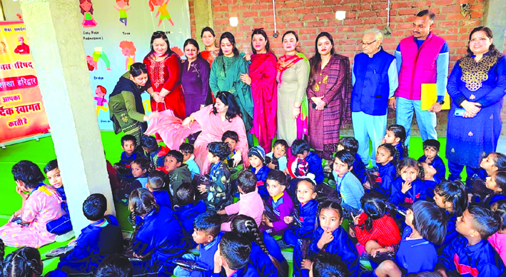 स्वेटर वितरण के दौरान स्वेटर वितरण के दौरान