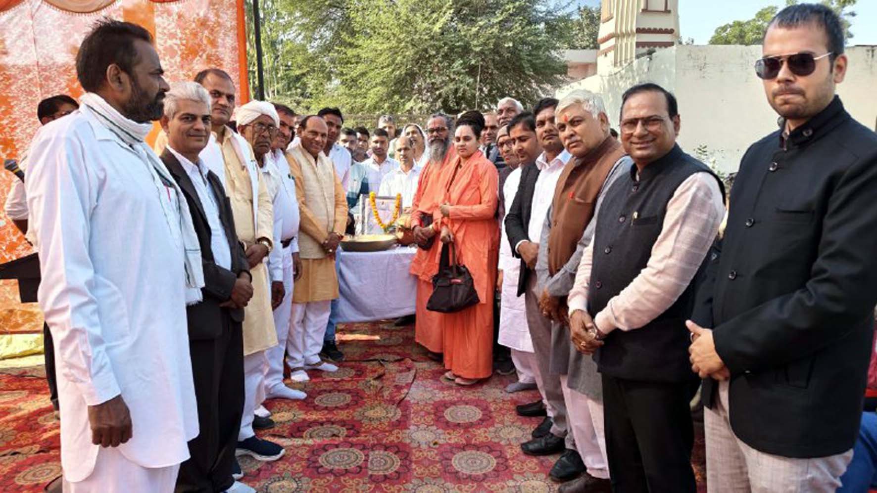 श्री गुरु दक्ष प्रजापति कुम्हार धर्मशाला के शिलान्यास समारोह में उपस्थित एडवोकेट लाल बहादुर खोवाल व अन्य अतिथिगण। श्री गुरु दक्ष प्रजापति कुम्हार धर्मशाला के शिलान्यास समारोह में उपस्थित एडवोकेट लाल बहादुर खोवाल व अन्य अतिथिगण।
