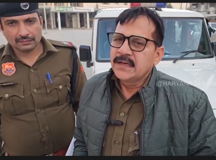 मौके पर जांच करती पुलिस मौके पर जांच करती पुलिस