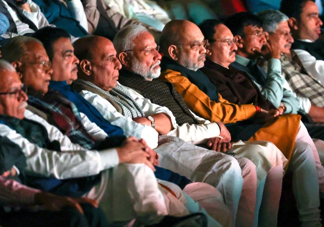 फिल्म देखते प्रधानमंत्री नरेन्द्र मोदी (मध्य में) के अलावा केंद्रीय गृह मंत्री अमित शाह और राजनाथ सिंह, जेपी नड्डा, नितिन गडकरी। फिल्म देखते प्रधानमंत्री नरेन्द्र मोदी (मध्य में) के अलावा केंद्रीय गृह मंत्री अमित शाह और राजनाथ सिंह, जेपी नड्डा, नितिन गडकरी।