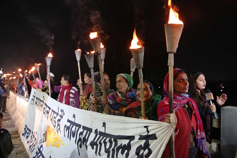 भोपाल गैस त्रासदी की 40वीं बरसी की पूर्व संध्या पर निकाली गई मशाल रैली भोपाल गैस त्रासदी की 40वीं बरसी की पूर्व संध्या पर निकाली गई मशाल रैली