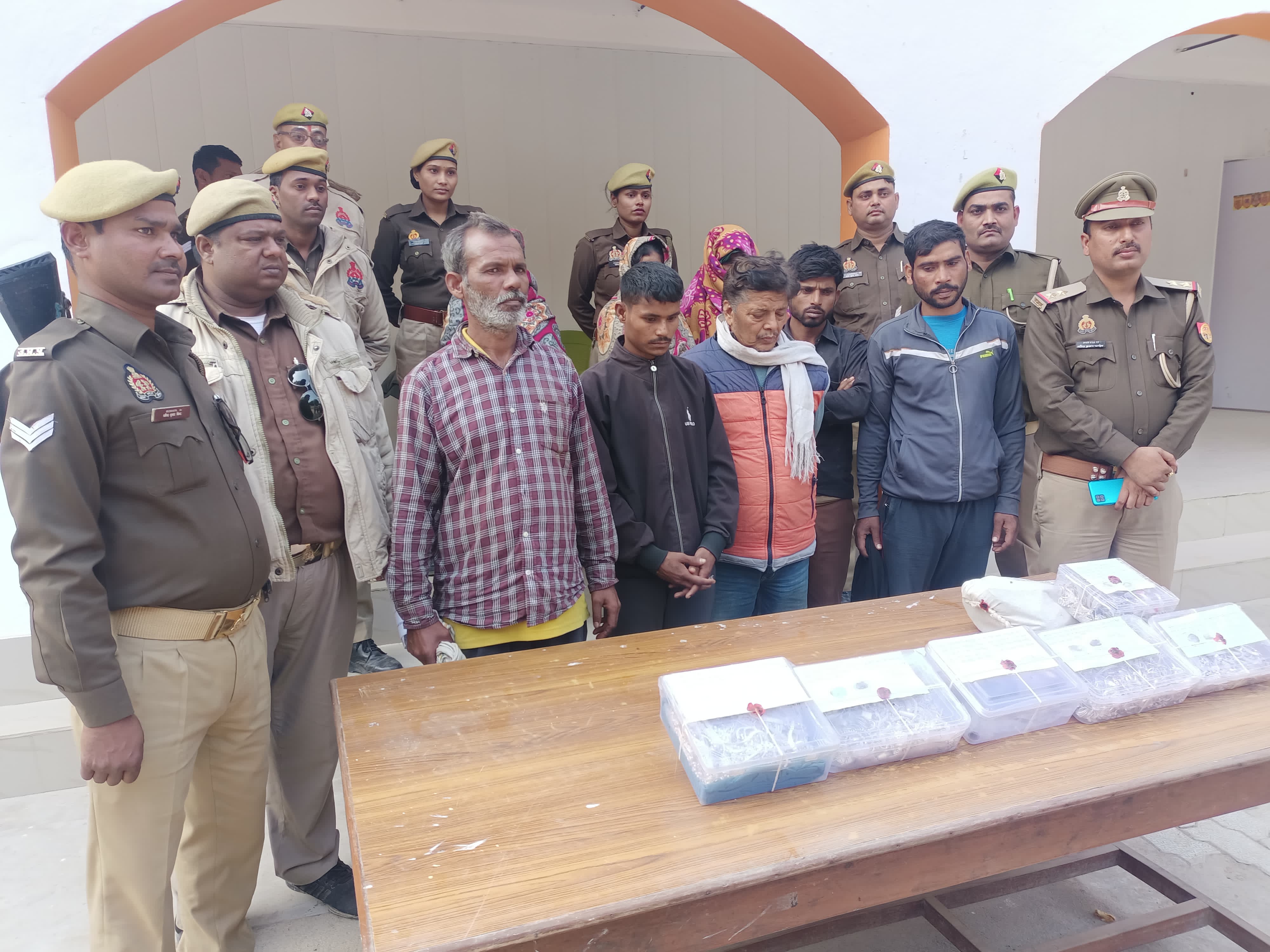 पुलिस मुठभेड़ में अंतर्जनपदीय चोर गिरोह के 9 लोग गिरफ्तार पुलिस मुठभेड़ में अंतर्जनपदीय चोर गिरोह के 9 लोग गिरफ्तार