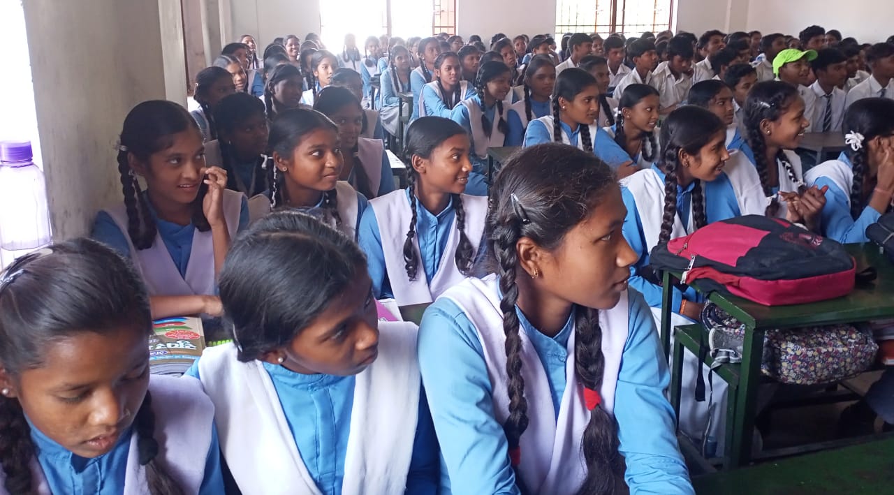 कार्यक्रम में उपस्थित स्कूल के विद्यार्थी। कार्यक्रम में उपस्थित स्कूल के विद्यार्थी।