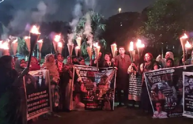 भोपाल गैस त्रासदी की 40वीं बरसी की पूर्व संध्या पर निकाली गई मशाल रैली भोपाल गैस त्रासदी की 40वीं बरसी की पूर्व संध्या पर निकाली गई मशाल रैली