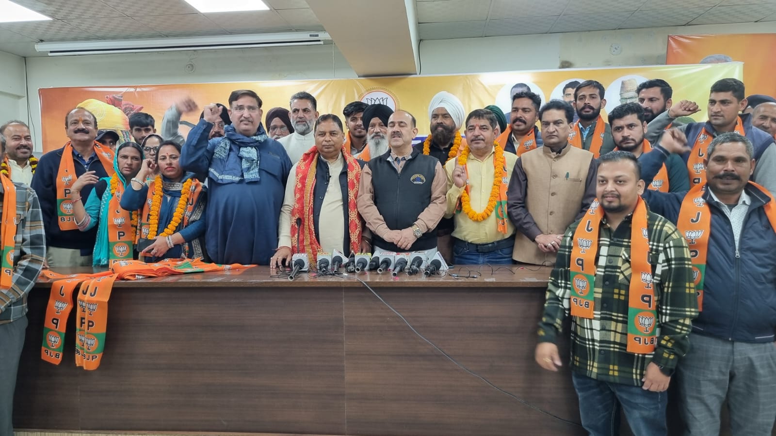 जम्मू-कश्मीर में सैकड़ों लोगों के पार्टी में शामिल होने से भाजपा को मिली गति जम्मू-कश्मीर में सैकड़ों लोगों के पार्टी में शामिल होने से भाजपा को मिली गति