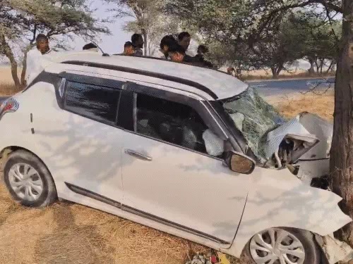 पेड़ से टकराई कार। पेड़ से टकराई कार।