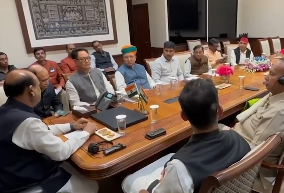ओम बिरला फ्लोर लीडर से मिलते हुए ओम बिरला फ्लोर लीडर से मिलते हुए
