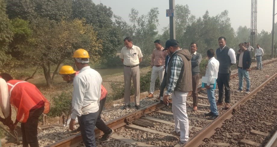 मंडल रेल प्रबंधक राजकुमार सिंह ने मुरादाबाद मंडल के धनेटा, पीतांबरपुर व रोजा स्टेशन पर किया निरीक्षण मंडल रेल प्रबंधक राजकुमार सिंह ने मुरादाबाद मंडल के धनेटा, पीतांबरपुर व रोजा स्टेशन पर किया निरीक्षण