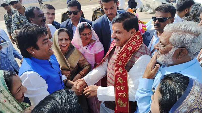 मुख्यमंत्री का ओंकारेश्वर में हुआ आत्मीय स्वागत मुख्यमंत्री का ओंकारेश्वर में हुआ आत्मीय स्वागत