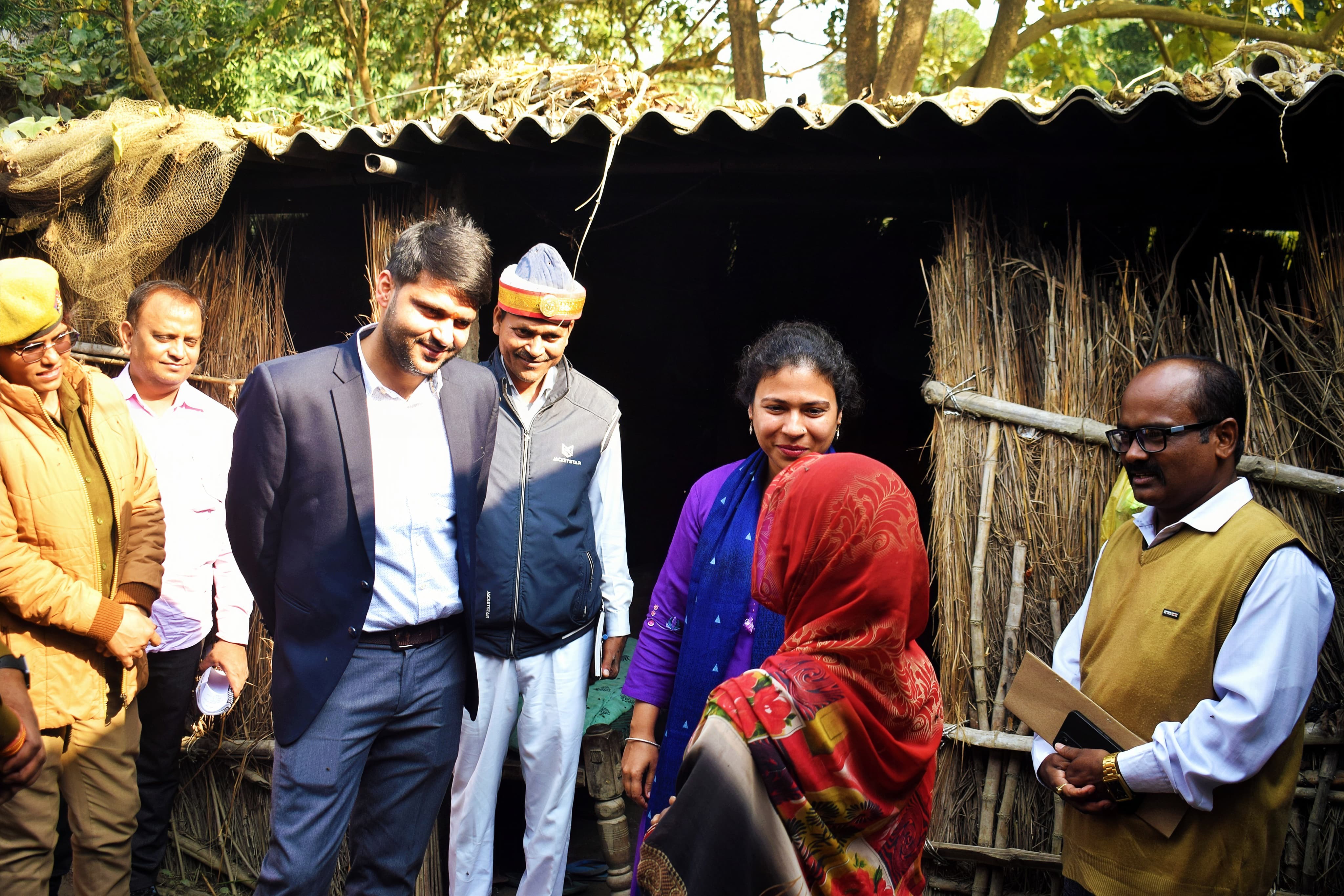 गांव बेड़हा सुतिया में परिवारों से बात करते सीडीओ अभिषेक कुमार गांव बेड़हा सुतिया में परिवारों से बात करते सीडीओ अभिषेक कुमार