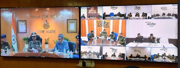 एक्शन में नए डीजीपी कैलाश मकवाना, फील्ड के पुलिस अधिकारियों को दिए सख्त निर्देश एक्शन में नए डीजीपी कैलाश मकवाना, फील्ड के पुलिस अधिकारियों को दिए सख्त निर्देश