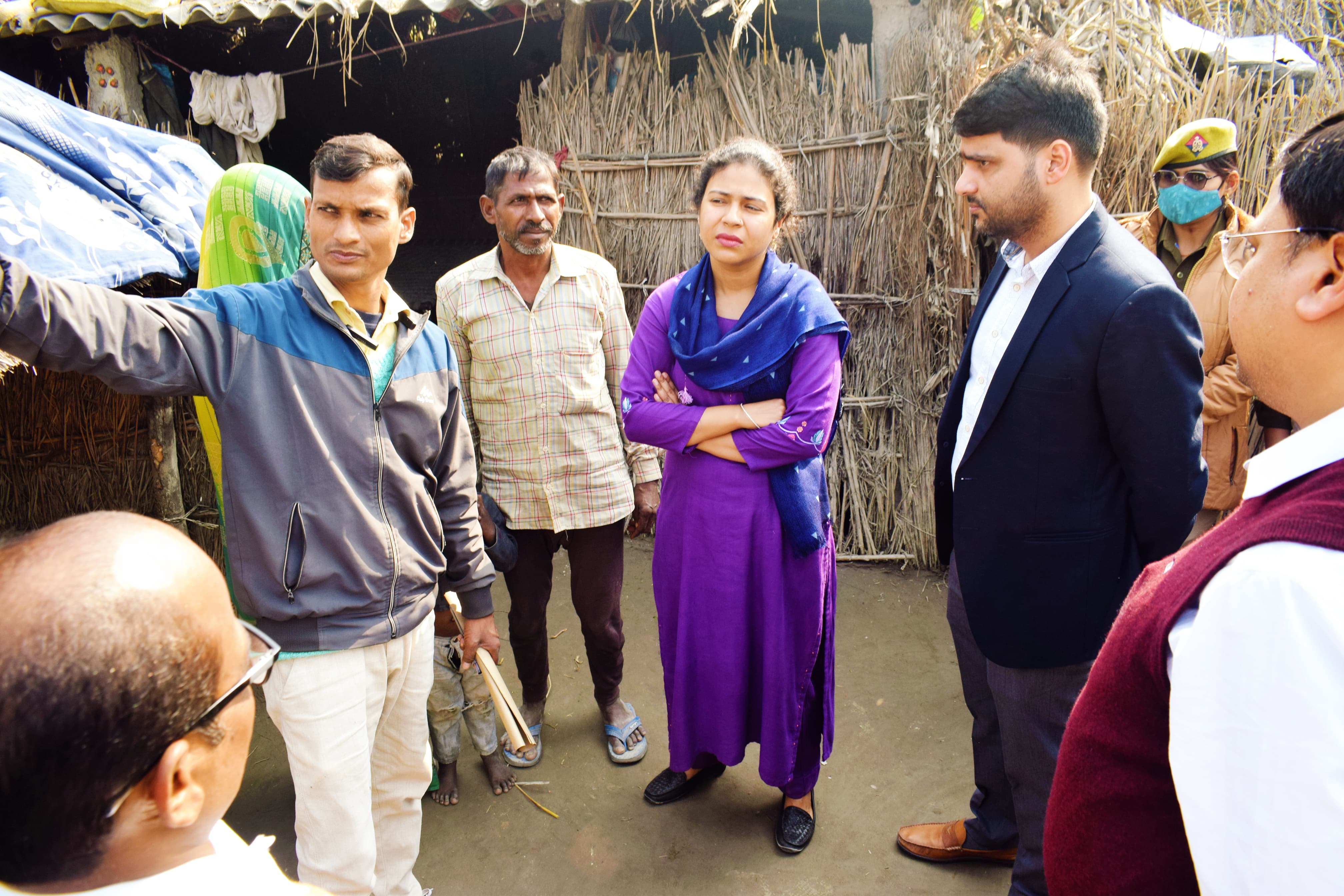 गांव बेड़हा सुतिया में परिवारों से मिलती डीएम दुर्गा शक्ति नागपाल