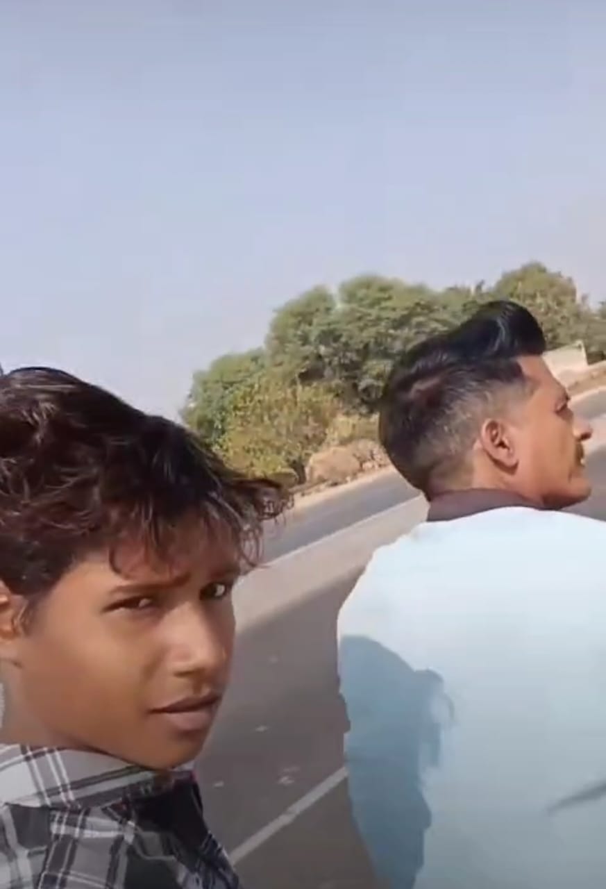 रफीक खान के साथ मोटर साइकिल पर बैठा सीताराम रफीक खान के साथ मोटर साइकिल पर बैठा सीताराम