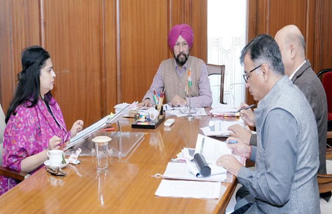 हरियाणा की सिंचाई मंत्री श्रुति चाैधरी अधिकारियाें की बैठक लेते हुए हरियाणा की सिंचाई मंत्री श्रुति चाैधरी अधिकारियाें की बैठक लेते हुए