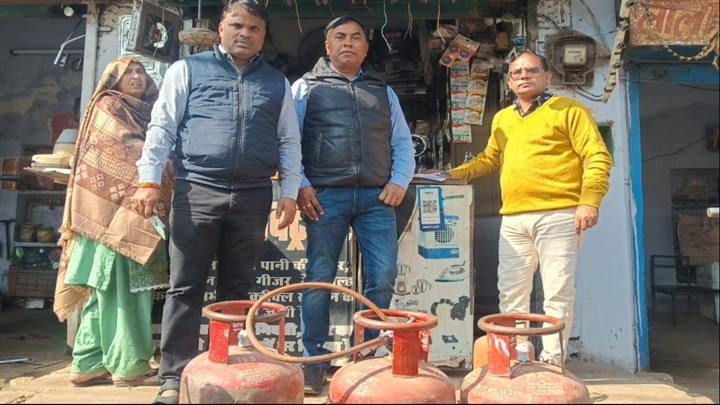 खाद्य विभाग की टीम ने छापामार कार्रवाई खाद्य विभाग की टीम ने छापामार कार्रवाई