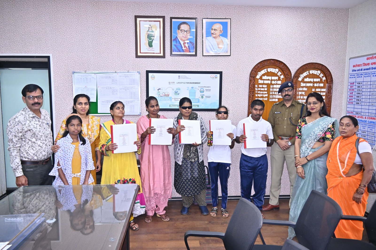 कार्यक्रम समाप्ति के बाद कलेक्टर नम्रता गांधी के साथ प्रमाणपत्र लेकर खड़े हुए दिव्यांगजन। कार्यक्रम समाप्ति के बाद कलेक्टर नम्रता गांधी के साथ प्रमाणपत्र लेकर खड़े हुए दिव्यांगजन।