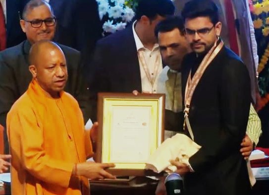 लखनऊ के लोक भवन मे मुरादाबाद के सीडीओ सुमित यादव को राज्य स्तरीय पुरस्कार-2024 से सम्मानित करते मुख्यमंत्री योगी आदित्यनाथ लखनऊ के लोक भवन मे मुरादाबाद के सीडीओ सुमित यादव को राज्य स्तरीय पुरस्कार-2024 से सम्मानित करते मुख्यमंत्री योगी आदित्यनाथ