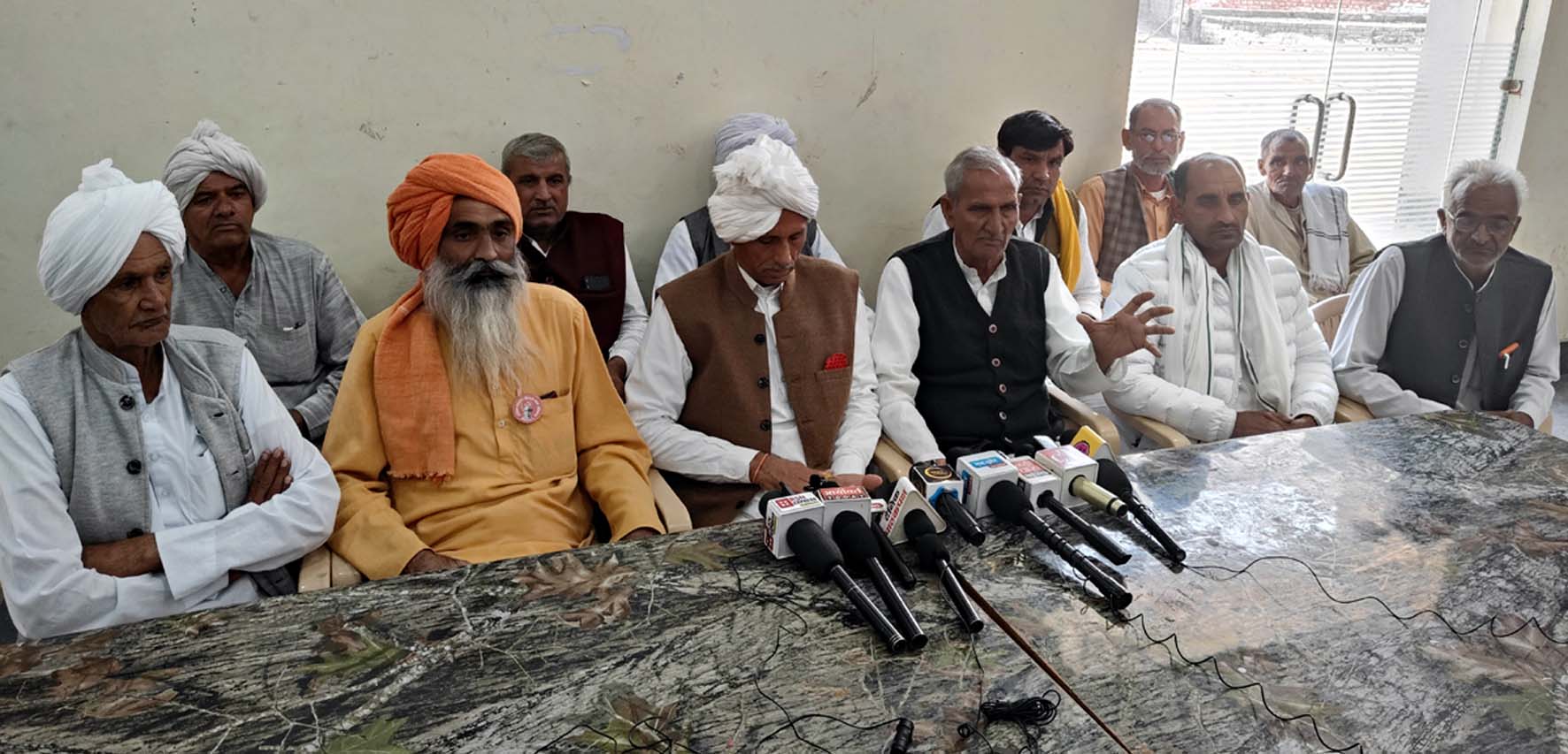 पत्रकारों से बातचीत करते महम चौबीसी खाप के प्रमुख प्रतिनिधि रामफल राठी, साथ हैं विभिन्न खापों के प्रतिनिधि। पत्रकारों से बातचीत करते महम चौबीसी खाप के प्रमुख प्रतिनिधि रामफल राठी, साथ हैं विभिन्न खापों के प्रतिनिधि।