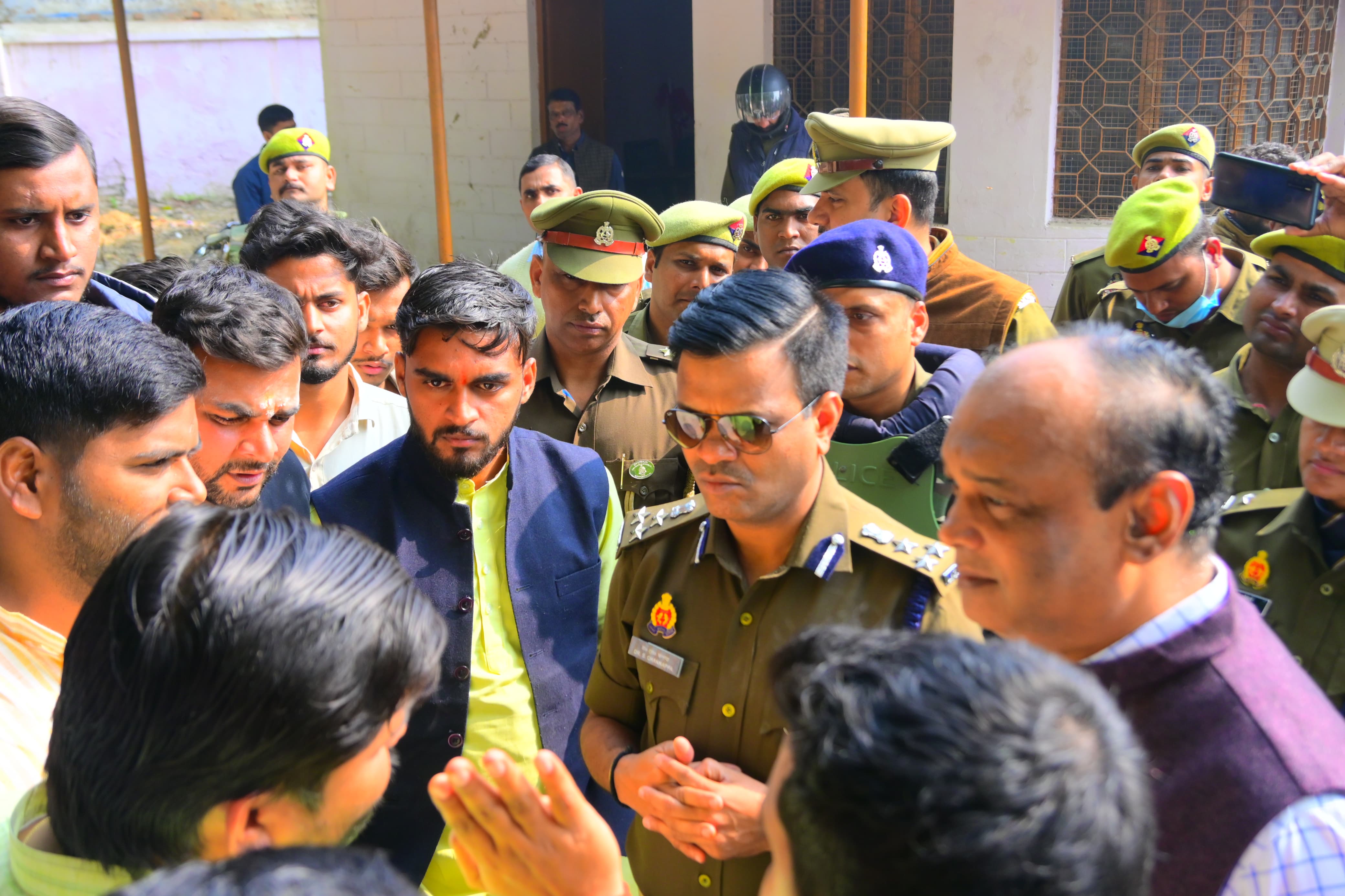 यूपी कालेज में अफसरों से बात करते अफसर,परिसर में फोर्स : फोटो बच्चा गुप्ता यूपी कालेज में अफसरों से बात करते अफसर,परिसर में फोर्स : फोटो बच्चा गुप्ता