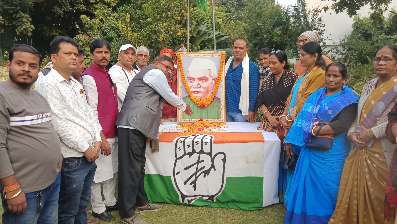 जयंती मनाते कांग्रेस कार्यकर्ता जयंती मनाते कांग्रेस कार्यकर्ता
