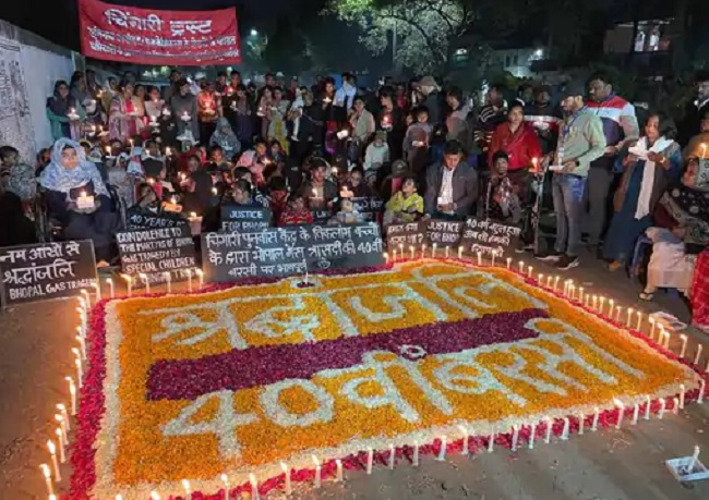 भोपाल गैस त्रासदी की 40वीं बरसी की पूर्व संध्या पर निकाली गई मशाल रैली भोपाल गैस त्रासदी की 40वीं बरसी की पूर्व संध्या पर निकाली गई मशाल रैली