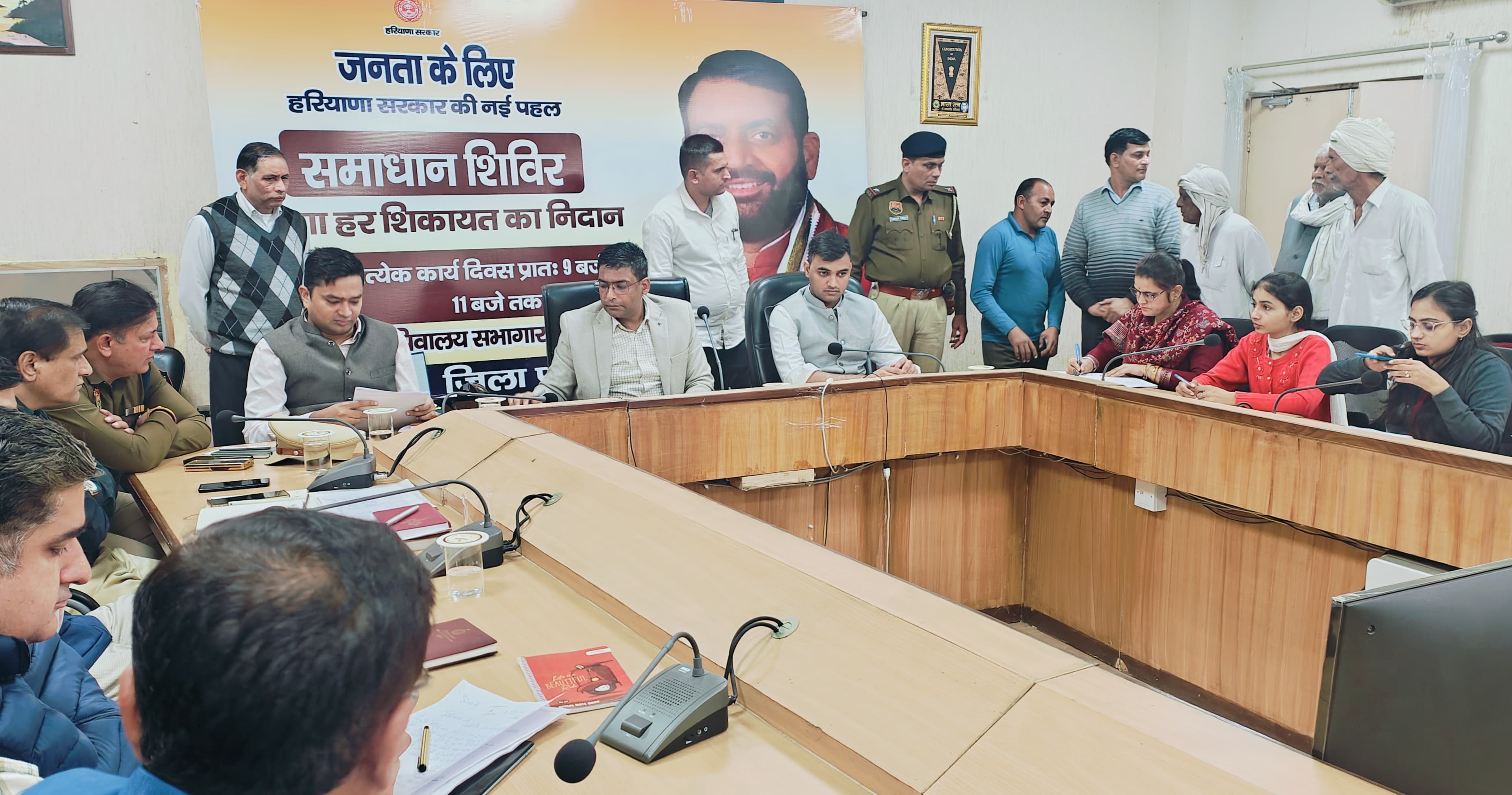 समाधान शिविर में शिकायतें सुनते हुए डीसी। समाधान शिविर में शिकायतें सुनते हुए डीसी।
