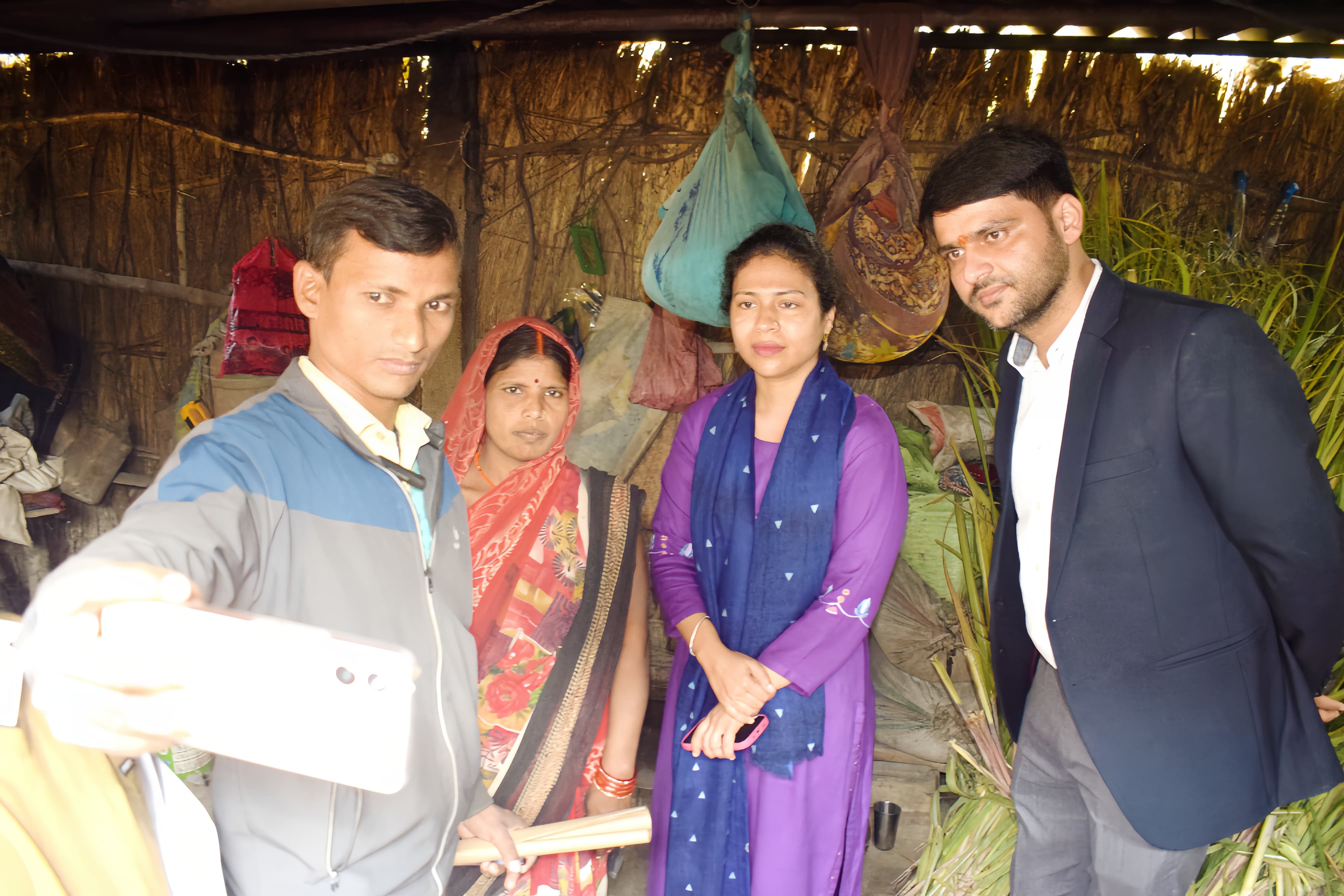 योजना का लाभ दिलाने के लिए लाभार्थियों से मिलती डीएम