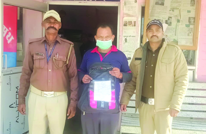 पुलिस गिरफ्त में आरोपित पुलिस गिरफ्त में आरोपित