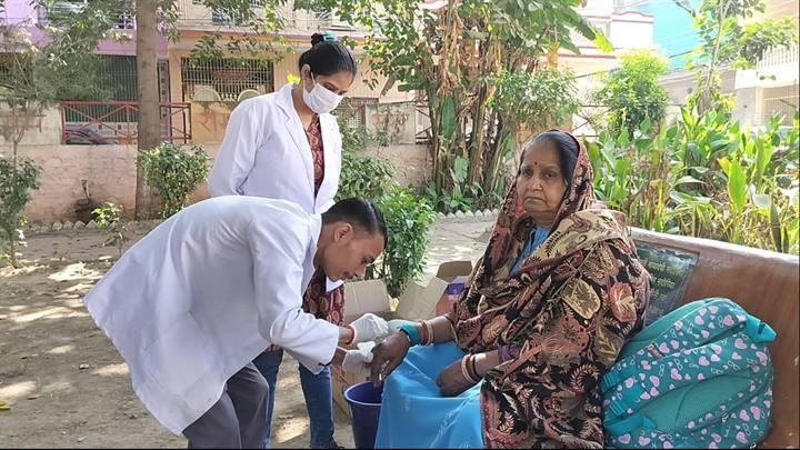 घर-घर जाकर लिए सेम्पल घर-घर जाकर लिए सेम्पल