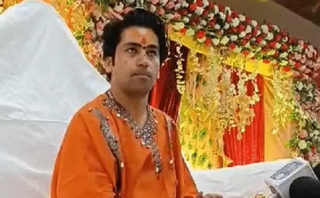 पं. धीरेंद्र कृष्ण शास्त्री मीडिया से बातचीत पं. धीरेंद्र कृष्ण शास्त्री मीडिया से बातचीत
