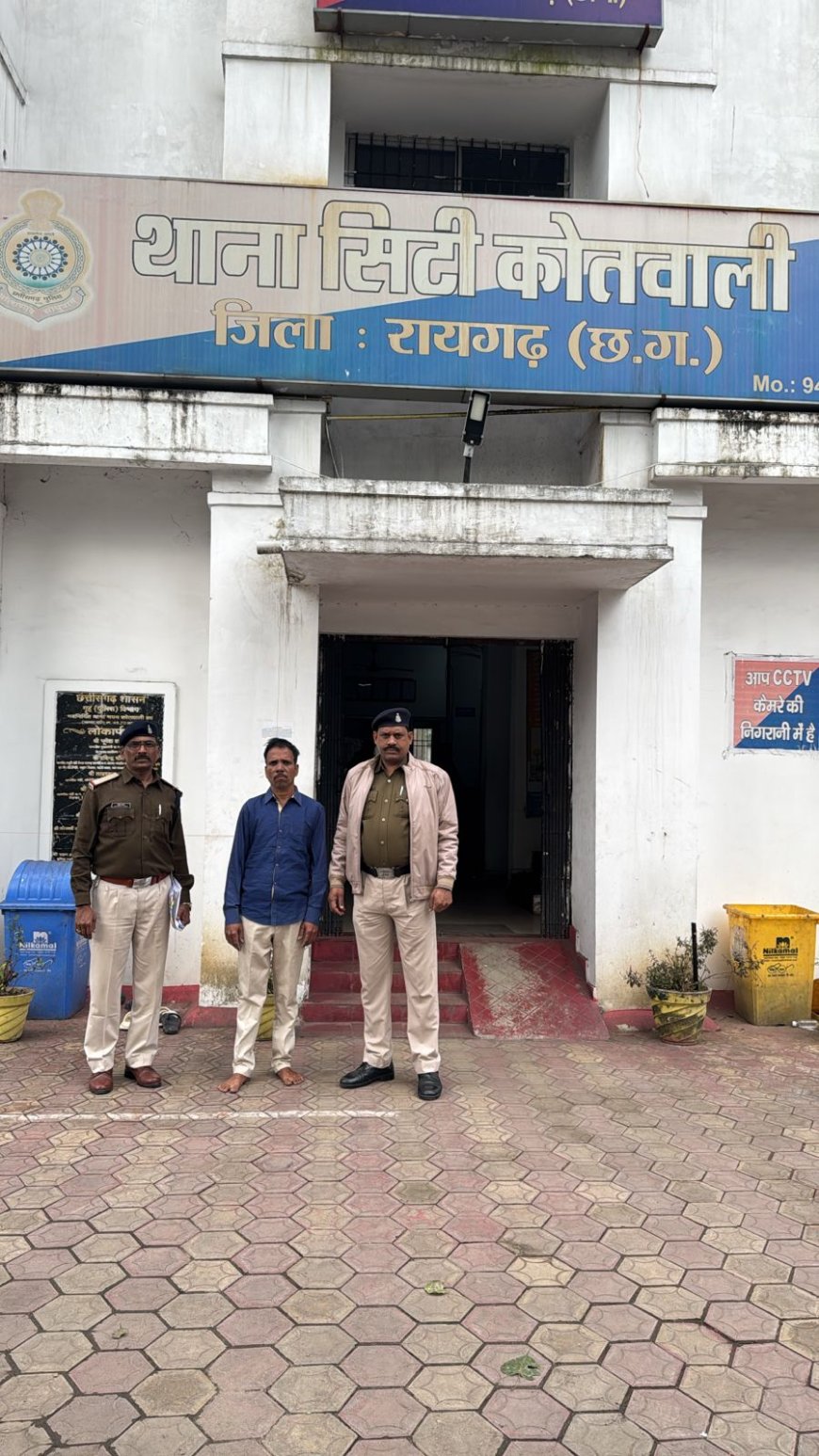 पुलिस के गिरफ्त में आरोपी पुलिस के गिरफ्त में आरोपी