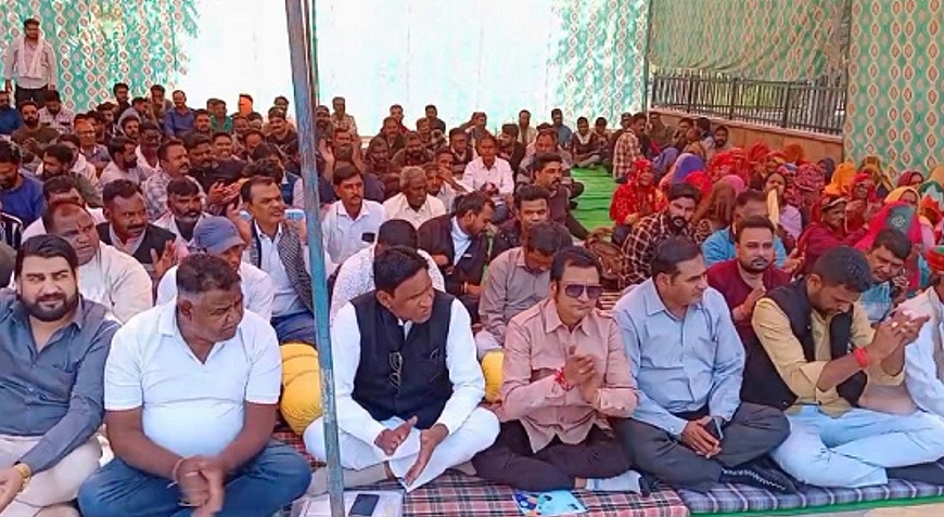 बीकानेर कलेक्ट्रेट पर वाल्मिकी समाज के लाेगाें ने डाला महापड़ाव