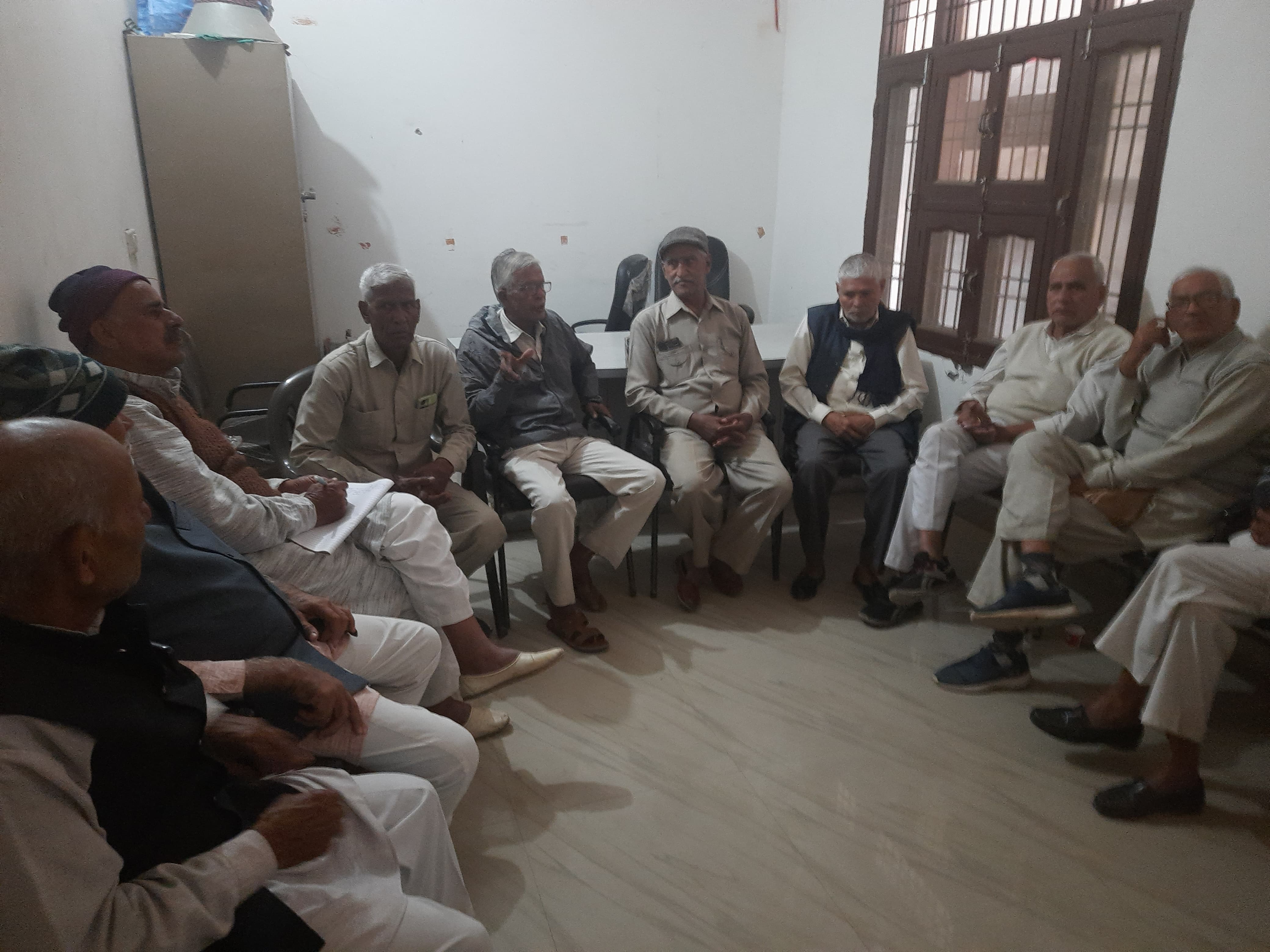 फोटो कैप्शन 3आरटीके7 : रिटायर्ड कर्मचारी संघ के पदाधिकारी बैठक करते ----- फोटो कैप्शन 3आरटीके7 : रिटायर्ड कर्मचारी संघ के पदाधिकारी बैठक करते -----