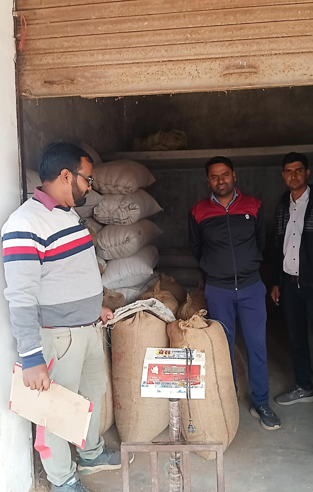अवैध धान भंडारण पर कार्रवाई करती हुई प्रशासन की टीम। अवैध धान भंडारण पर कार्रवाई करती हुई प्रशासन की टीम।