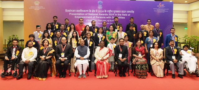 दिव्यांगजनों के सशक्तिकरण के लिए राष्ट्रीय पुरस्कार प्राप्त करने वालों के साथ राष्ट्रपति मुर्मु दिव्यांगजनों के सशक्तिकरण के लिए राष्ट्रीय पुरस्कार प्राप्त करने वालों के साथ राष्ट्रपति मुर्मु