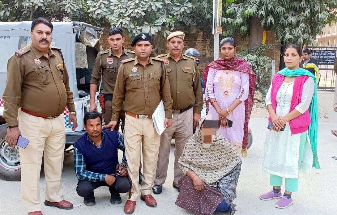 पुलिस द्वारा गिरफ्तार की गई महिला व उसका पति