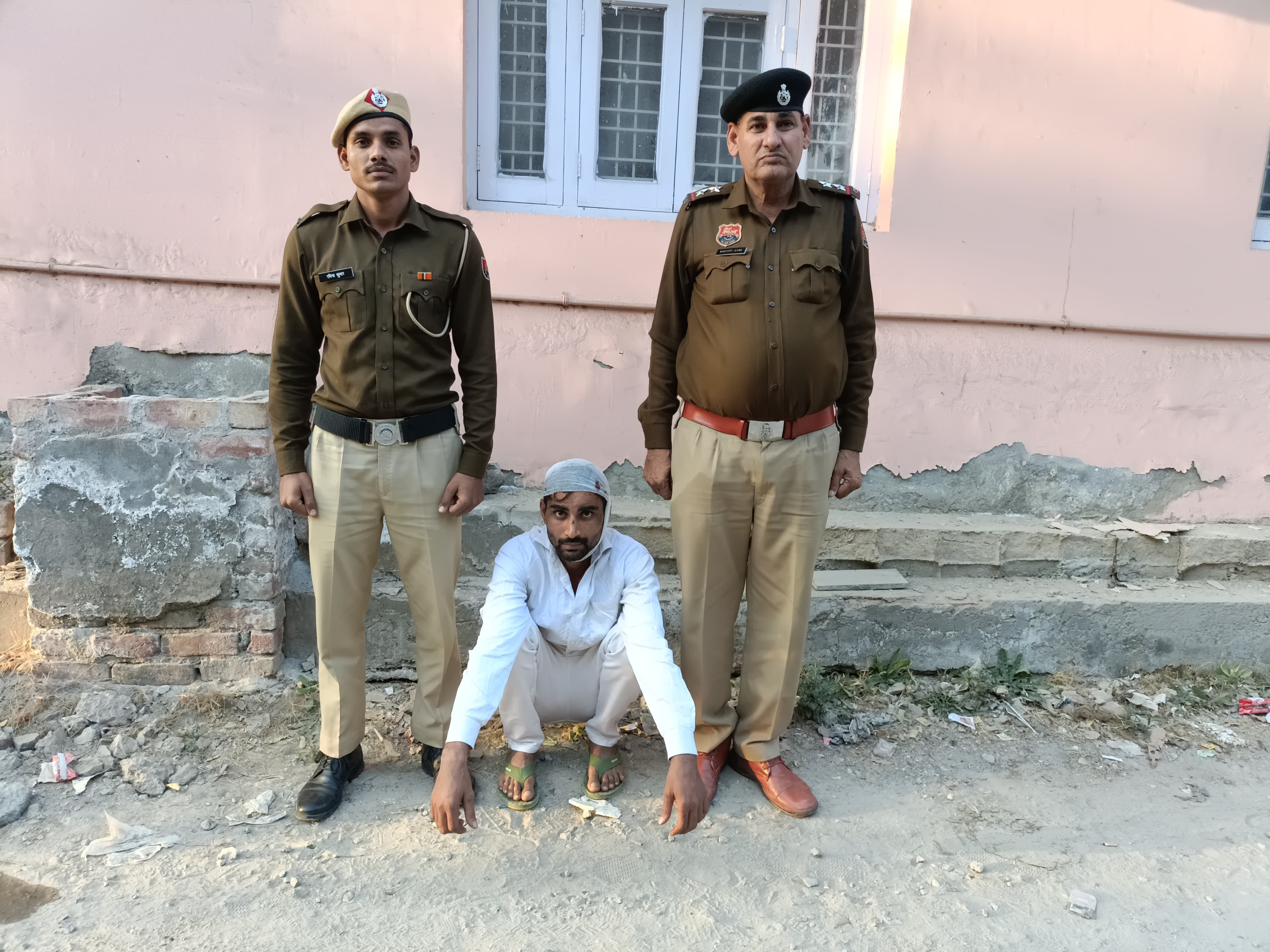 पुलिस गिरफ्त में बाइक चोर गिरोह का एक सदस्य। पुलिस गिरफ्त में बाइक चोर गिरोह का एक सदस्य।