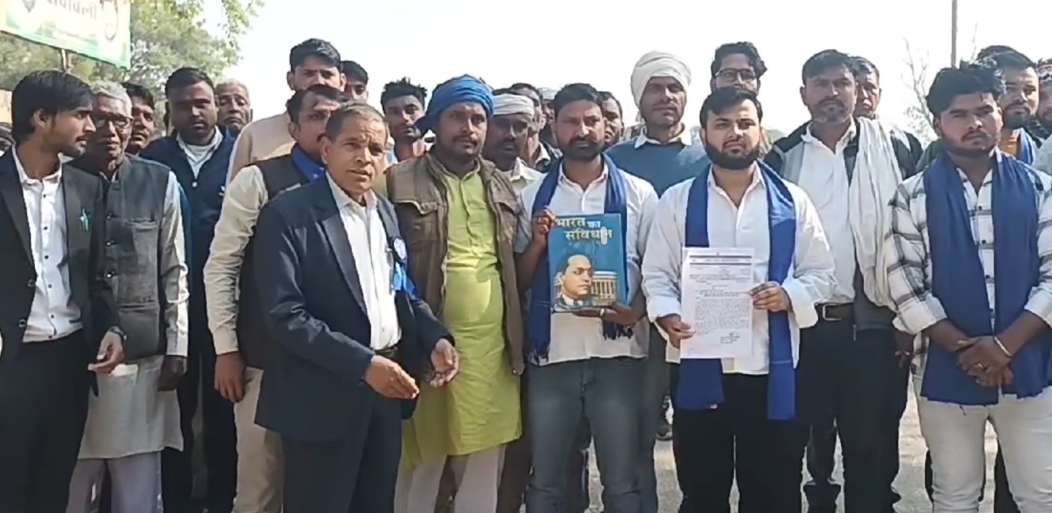 बागपत कलेक्ट्रेट पर प्रदर्शन करते आजाद पार्टी कार्यकर्ता बागपत कलेक्ट्रेट पर प्रदर्शन करते आजाद पार्टी कार्यकर्ता