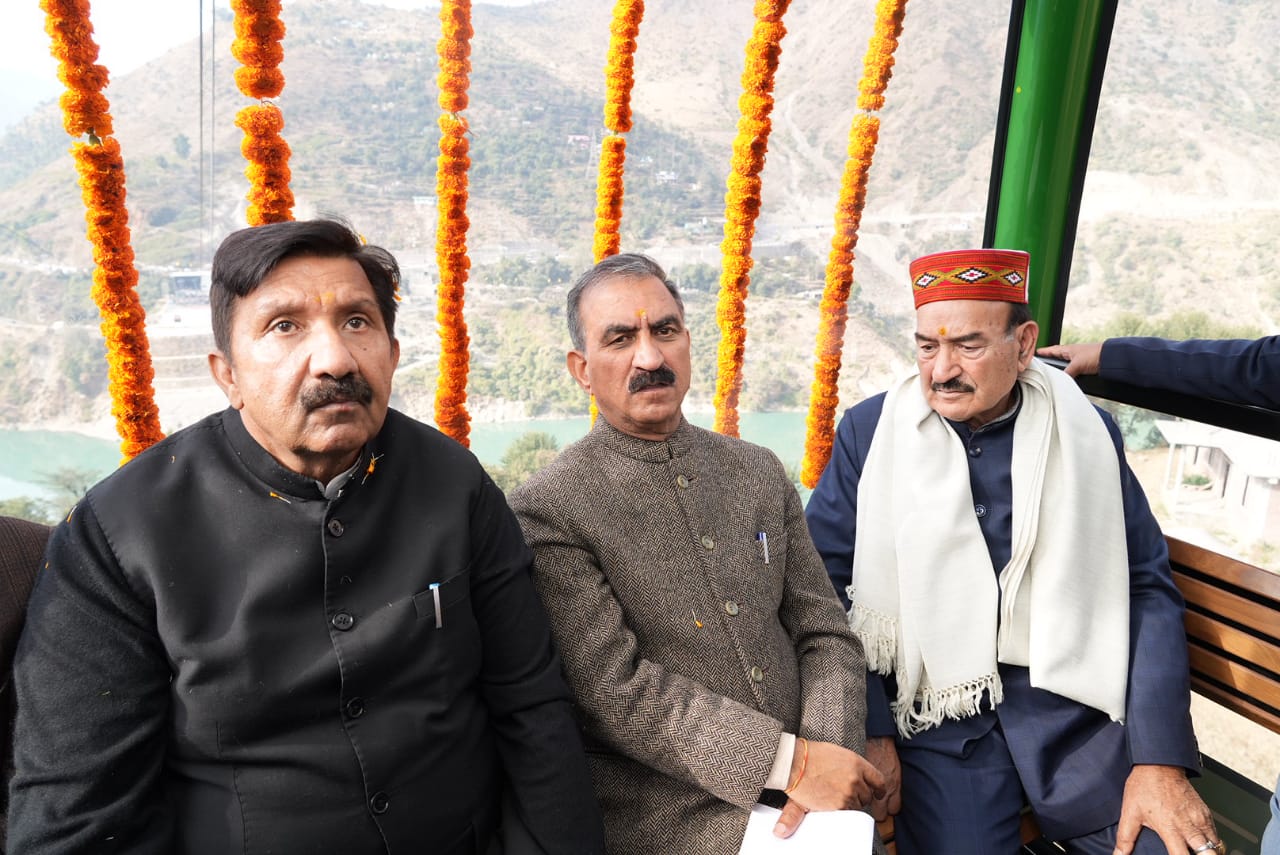 मुख्यमंत्री बगलामुखी रोपवे का लोकार्पण करते हुए मुख्यमंत्री बगलामुखी रोपवे का लोकार्पण करते हुए