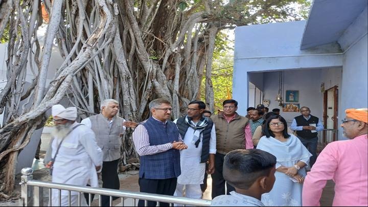 संभाग आयुक्त ने कलेक्टर के साथ सभी आयोजन स्थलों पर पहुँचकर लिया तैयारियों का जायजा संभाग आयुक्त ने कलेक्टर के साथ सभी आयोजन स्थलों पर पहुँचकर लिया तैयारियों का जायजा