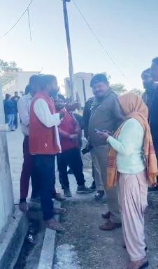 दाे समुदाय के बीच उपजे विवाद काे सुलझाने का प्रयास करती पुलिस। दाे समुदाय के बीच उपजे विवाद काे सुलझाने का प्रयास करती पुलिस।