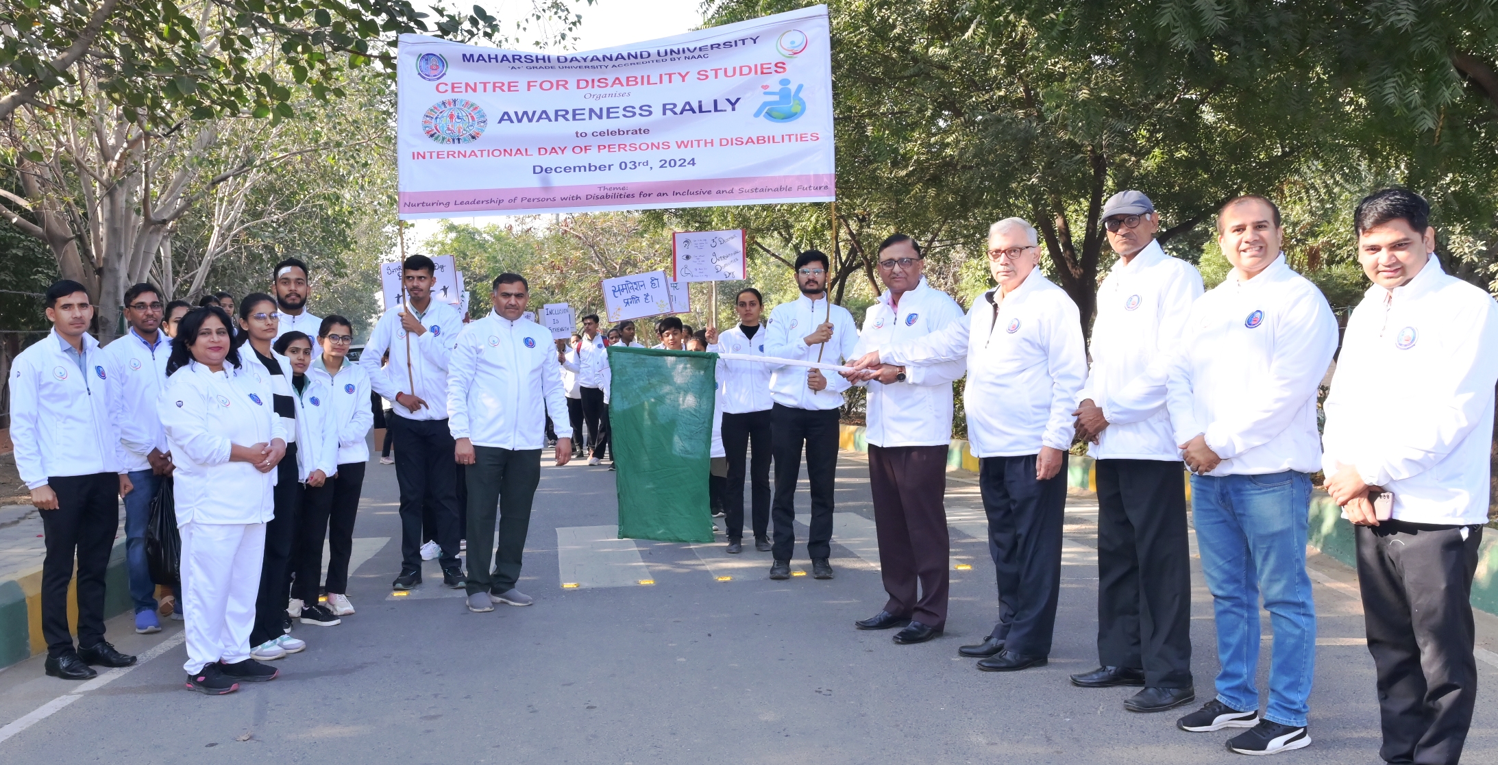 फोटो कैप्शन 3आरटीके3 : अंतर्राष्टीय दिव्यांग दिवस पर जागरूक रैली को हरी झंडी दिखाकर रवाना करते कुलसचिव ---------- फोटो कैप्शन 3आरटीके3 : अंतर्राष्टीय दिव्यांग दिवस पर जागरूक रैली को हरी झंडी दिखाकर रवाना करते कुलसचिव ----------