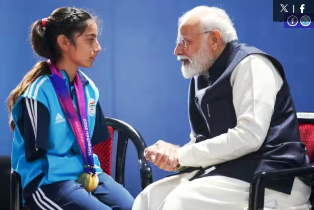 दिव्यांग खिलाड़ी से मुलाकात के दौरान प्रधानमंत्री नरेन्द्र मोदी (फाइल फोटो) दिव्यांग खिलाड़ी से मुलाकात के दौरान प्रधानमंत्री नरेन्द्र मोदी (फाइल फोटो)