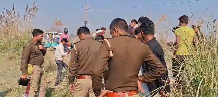 कटी बंदूक व जिंदा कारतूस मिलने की जांच करती पुलिस कटी बंदूक व जिंदा कारतूस मिलने की जांच करती पुलिस